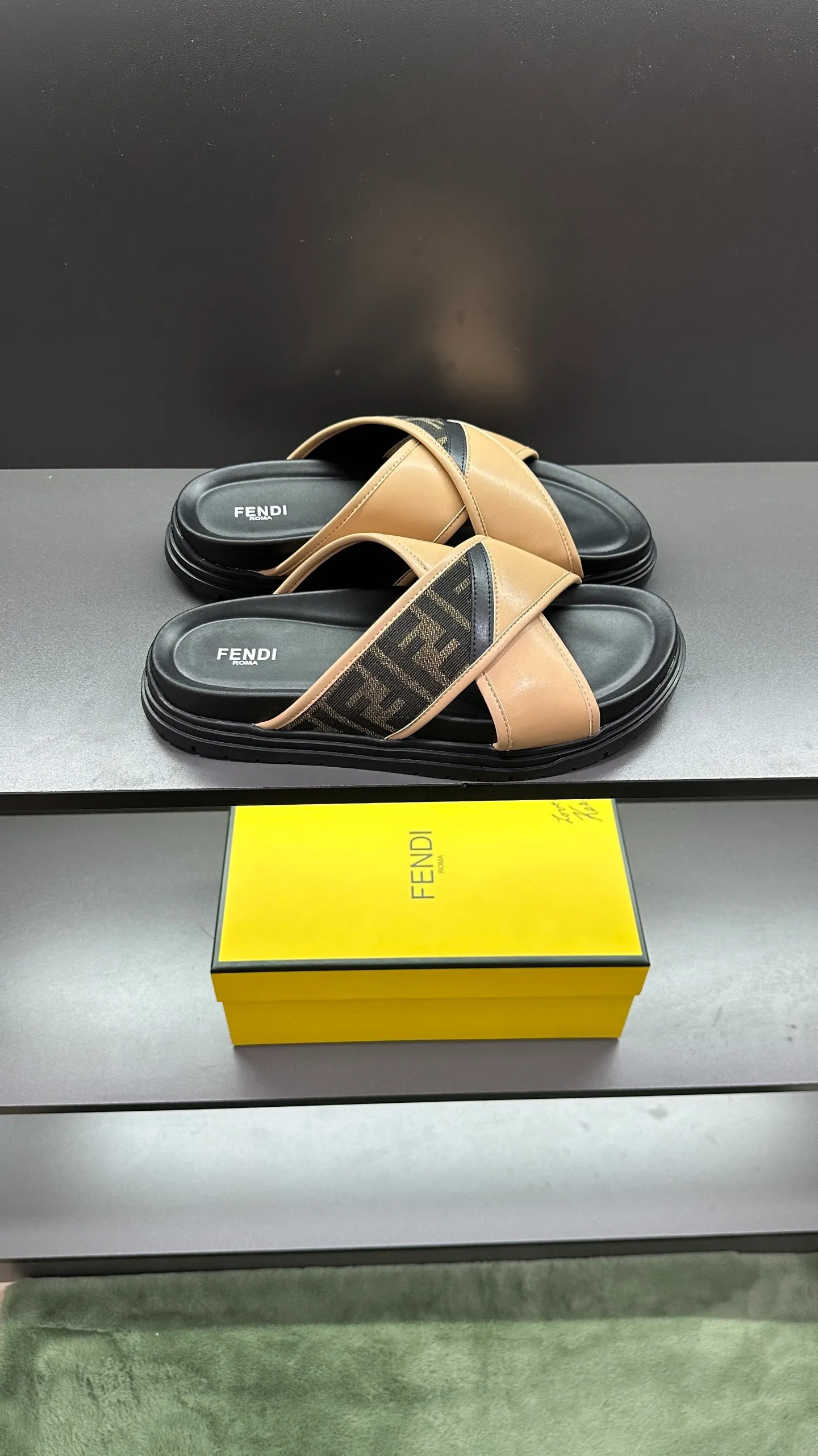 P300 [Fendi Slippers] High-end men's shoes brand, official website 1:1 latest masterpiece: original mold customization, fabrics made of imported original materials, upgraded outsole, lighter and non-slip. The market's top quality, simple yet tasteful, a must-have for fashionistas, fashionable at your feet, full of confidence, the same style at the counter 👍The season of summer slippers is here. Code: 38-45, 46 order